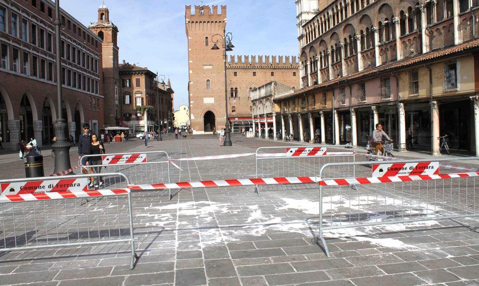 Sul Listone macchie di cera Circoscritta l’area da pulire