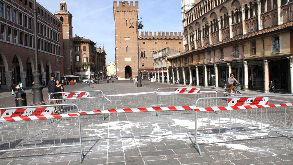 Sul Listone macchie di cera Circoscritta l’area da pulire