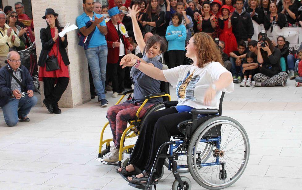 Teatro e danza in strada per raccontare la realtà 