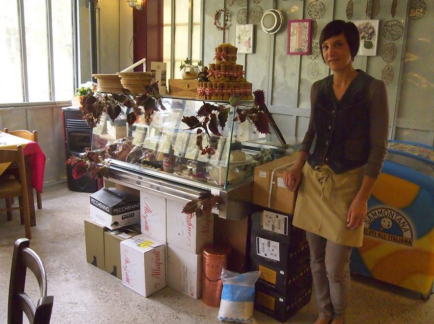 Rubano vino e salumi all’osteria 