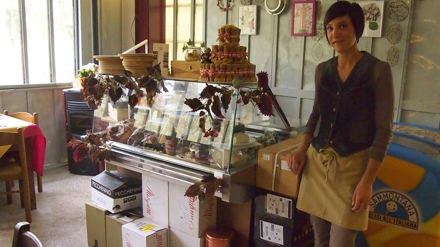 Rubano vino e salumi all’osteria