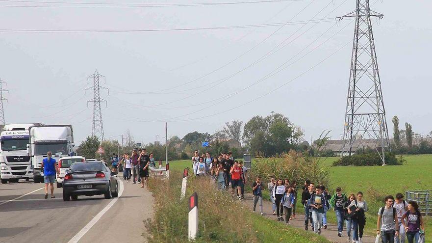 Tre feriti per uno scontro frontale