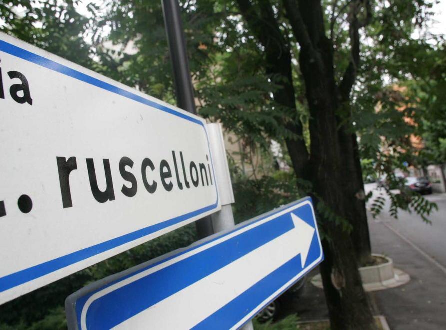 Quarantasei persone in tre appartamenti 