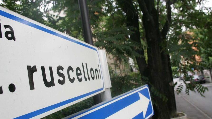 Quarantasei persone in tre appartamenti