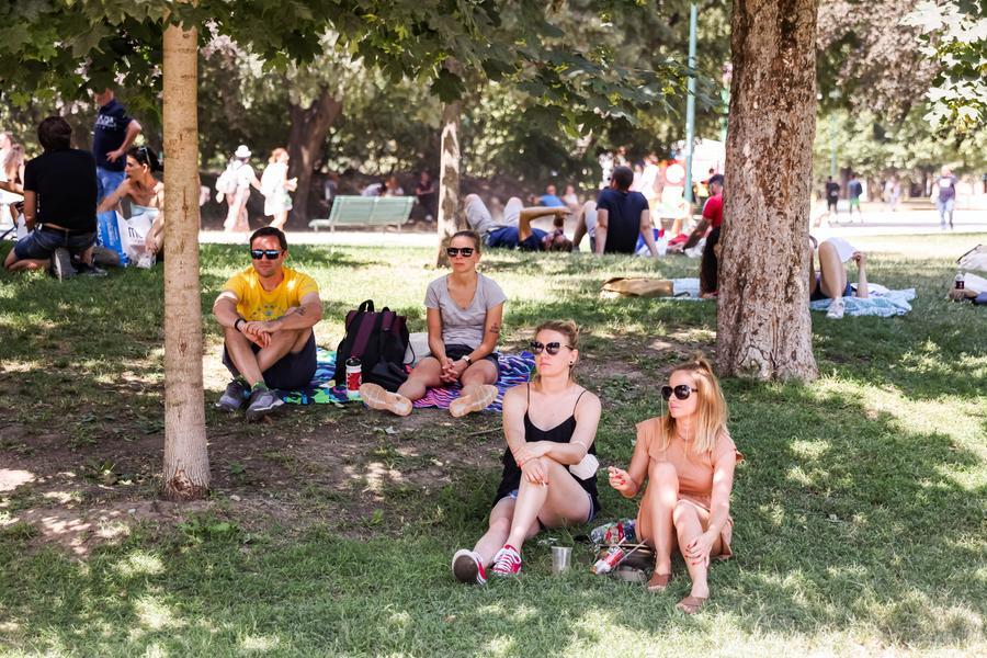 Foto LaPresse 
26 Giugno, 2022 Milano, Italia 
News
Giornata di caldo in centro a Milano. Nella foto: Turisti in Parco Sempione


Photo LaPresse 
June 26, 2022 Milan, Italy 
News
Milan during the hot summer days. In the photo: Tourists in Parco Sempione