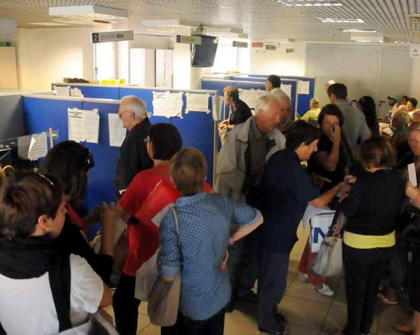 Massa Carrara, in coda per evitare il superticket: l’Asl mette in campo i volontari 