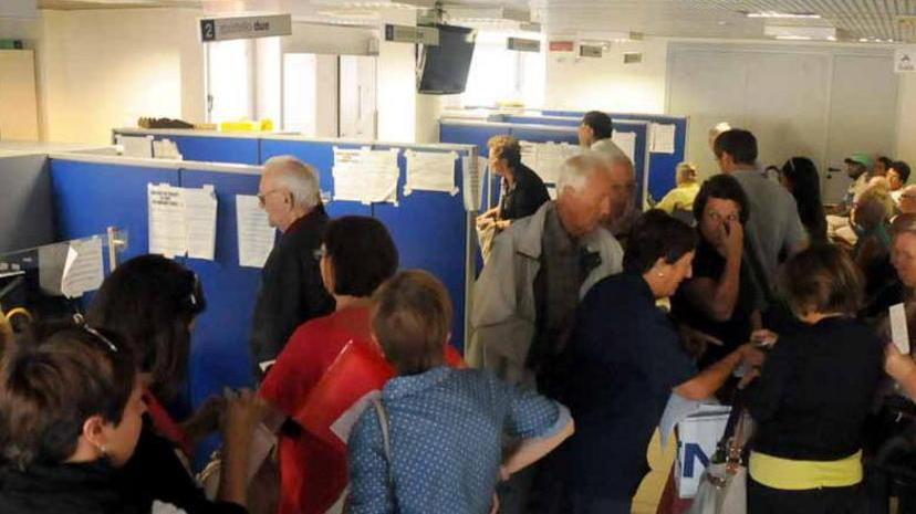 Massa Carrara, in coda per evitare il superticket: l’Asl mette in campo i volontari