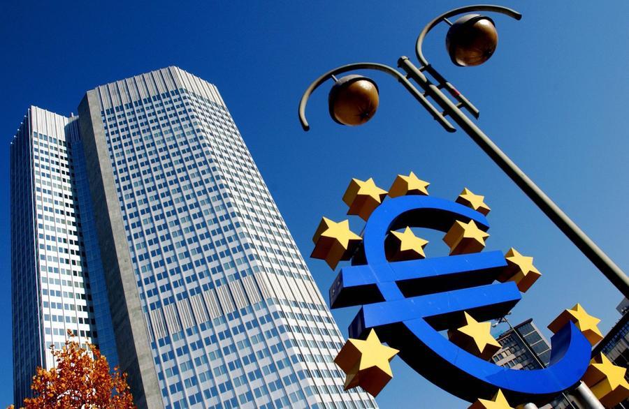 20080612 - ROMA - FIN - BCE: URGENTE CONSOLIDARE CONTI ITALIA E ALTRI 3 PAESI. La sede della Bce a Francoforte, in una immagine di archivio. L'Italia e altri tre Paesi europei devono ''accelerare gli sforzi di consolidamento''. E' quanto si legge nel bollettino mensile della Bce, in cui si sottolinea che ''si tratta di un intervento particolarmente urgente, dal momento che alcuni Paesi hanno un margine di manovra scarso o  nullo, essendo gia' prossimi al valore di riferimento del 3% del Pil (in particolare la Francia, ma anche la Grecia, l'Italia e il Portogallo)''. ANSA/ARCHIVIO/DRN