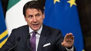 Roma, 22 giu. (askanews) - "Se parliamo di forza del Movimento, penso che non possiamo risolverla solo nel numero di parlamentari. Come non la perse il Pd quando se ne andò Renzi. A noi ci penalizzò la sentenza di Napoli e forse il progetto lo avremmo dovuto elaborare in più breve tempo... Grillo? Ci siamo confrontati, siamo dispiaciuti umanamente ma Grillo è dalla parte del Movimento e delle persone che ogni giorno si rimboccano le maniche per i suoi principi". Lo ha detto, commentando la scissione promossa dal ministro degli Esteri Luigi Di Maio, il leader del M5S Giuseppe Conte, ospite di Otto e mezzo su La7.
"Con Di Maio personalmente - ha aggiunto l'ex premier - io ho rapporti recenti, ma è ovvio che c'è una storia importante, anche istituzionale, del Paese che ieri è finita. Ieri sera quindi non ho stappato una bottiglia ma è pur vero che c'è un elemento di chiarificazione perché le sue posizioni ormai sono evidentemente lontane da quelle del Movimento".