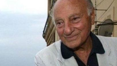 Milano, 27 giu. (askanews) - E' morto a 99 anni lo scrittore Raffaele La Capria, napoletano di nascita poi trapiantato a Rona. Vincitore del Premio Strega nel 1961 con il romanzo "Feriti a morte".
"Con Raffaele La Capria - ha detto il ministro della Cultura Dario Franceschini - perdiamo un grande scrittore e una delle voci più autorevoli della cultura italiana del secondo novecento. Un autore acuto e originale che, con eleganza e senza sconti, ha saputo raccontare e indagare l'intimità dell'animo umano e la complessità della società italiana. Napoli è sempre stata al centro della sua vasta produzione artistica, una città che ha amato, di cui ha saputo descrivere le emozioni e che non ha mai smesso di meravigliarlo. Mi stringo al dolore dei familiari e degli amici in questa triste giornata".