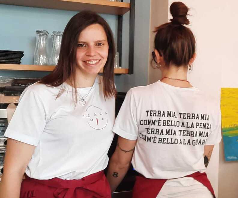 Caterina Mirra e la maglia col testo della canzone di Pino Daniele