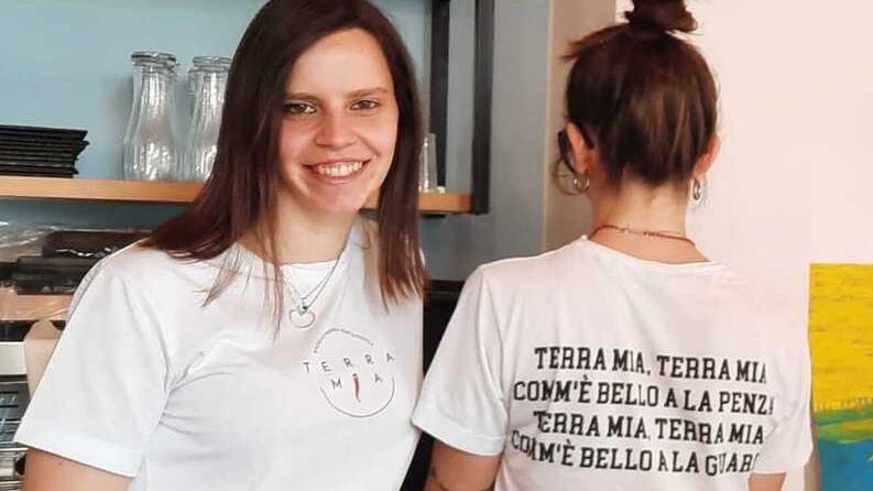 Caterina Mirra e la maglia col testo della canzone di Pino Daniele