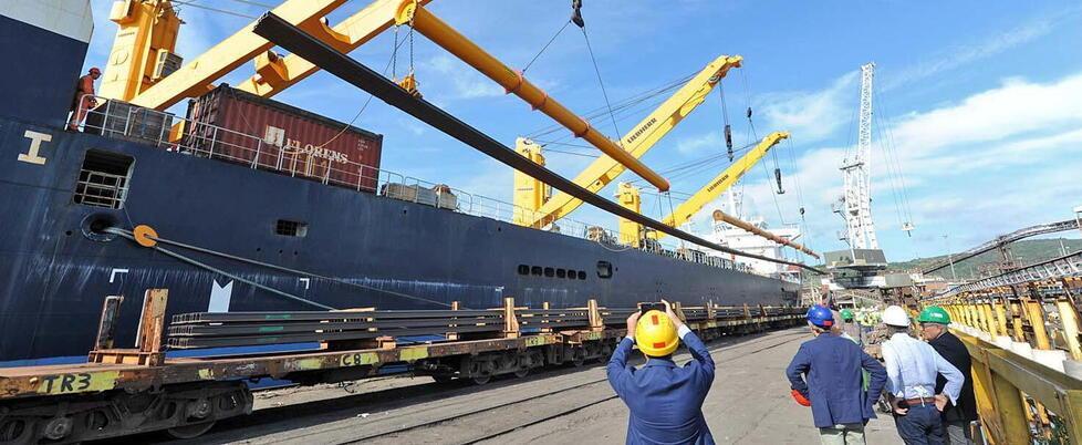 La Darsena Nord ospita la banchina pubblica più importante del porto di Piombino lunga oltre 250 metri e con fondali di quasi -20 metri
