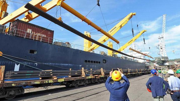 La Darsena Nord ospita la banchina pubblica più importante del porto di Piombino lunga oltre 250 metri e con fondali di quasi -20 metri