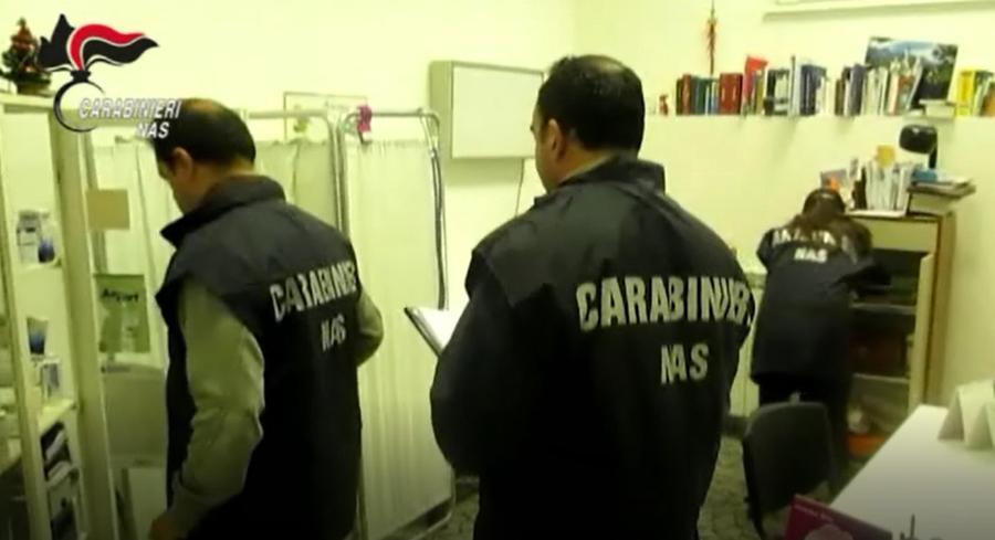 (fotogramma da video)  Maltrattamenti e abbandono di persona incapace, con l'aggravante di aver causato la morte di un ospite di una casa di riposo abusiva: per questi reati il Nas di Reggio Calabria con il supporto del locale comando provinciale dei carabinieri sta dando esecuzione a un'ordinanza agli arresti domiciliari per due titolari e tre dipendenti della struttura. Atre sette persone sono state denunciate : sarebbero responsabili a vario titolo di esercizio abusivo della professione sanitaria, sostituzione di persona e falsità ideologica, 27 giugno 2022.
ANSA/Uff stampa Carabinieri