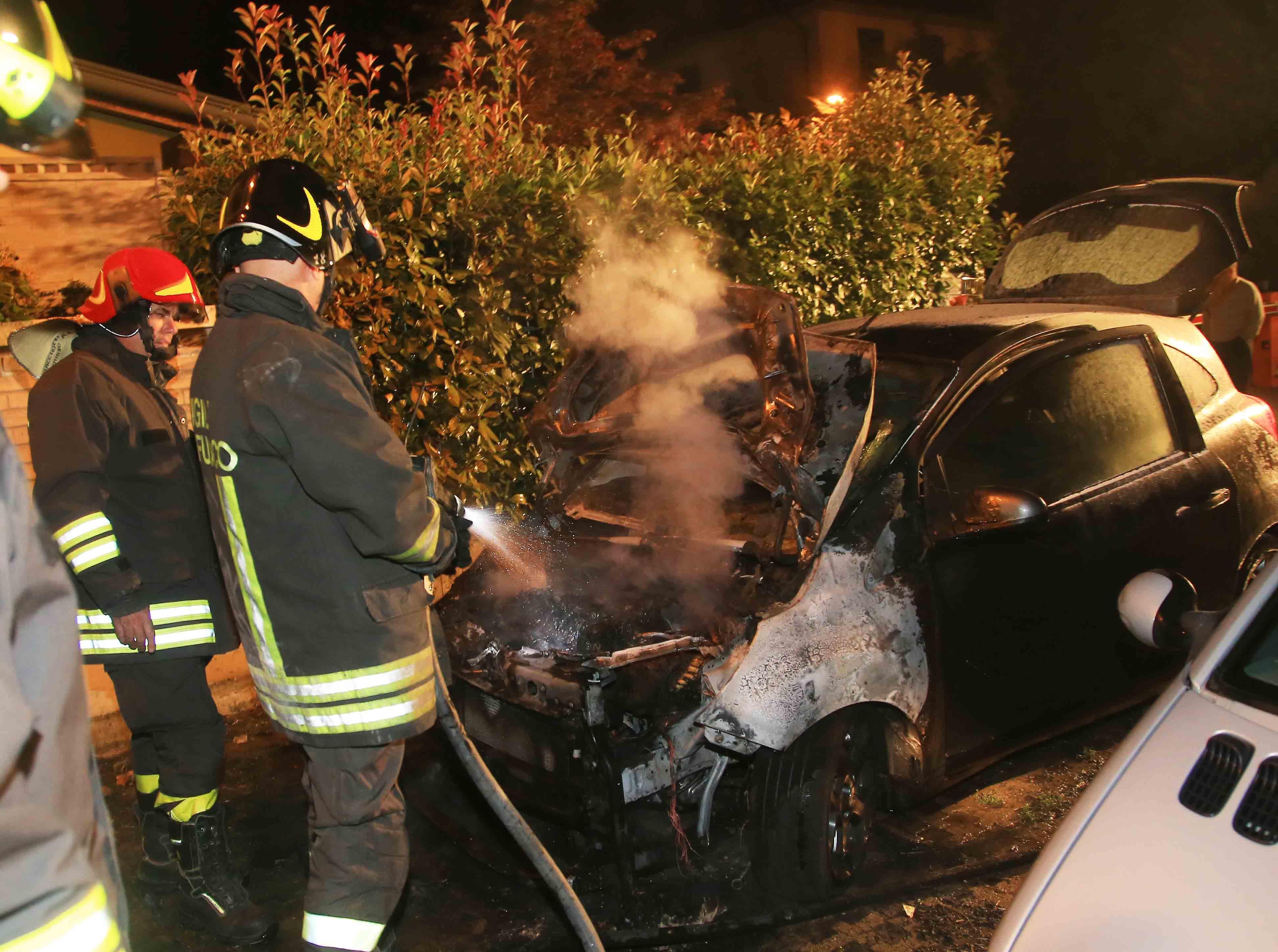 Due auto a fuoco nella notte