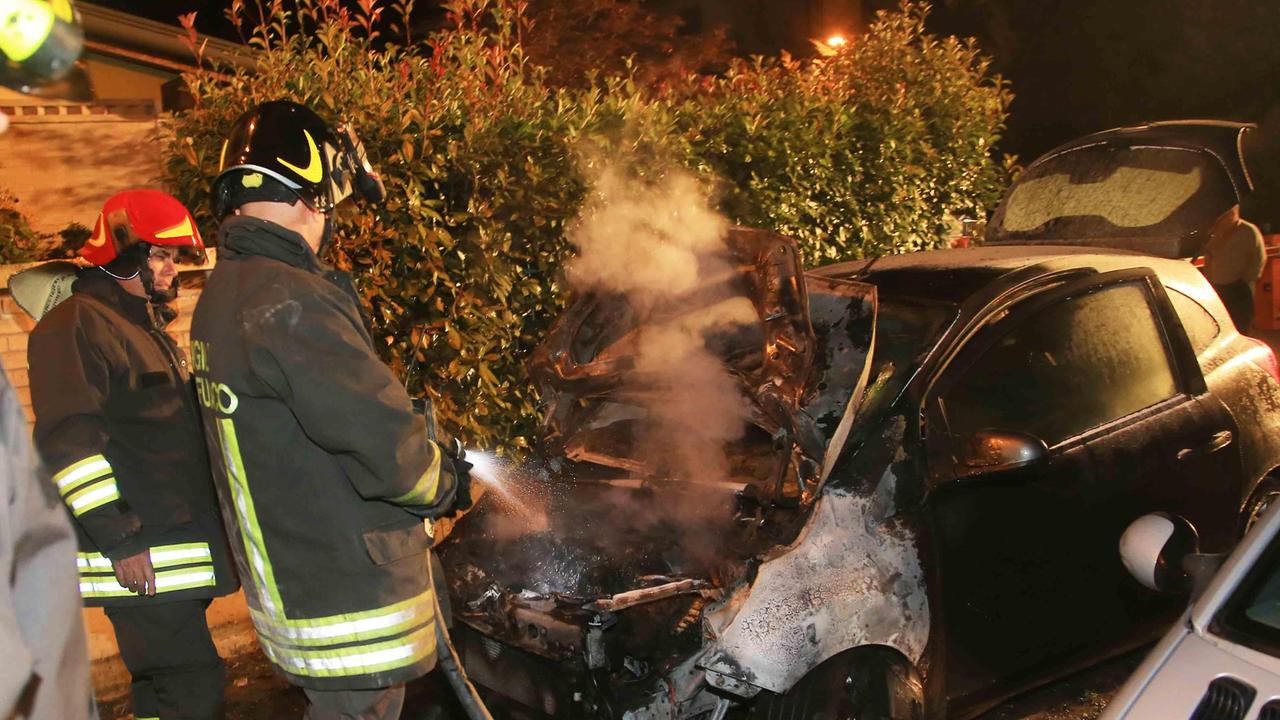 Due auto a fuoco nella notte