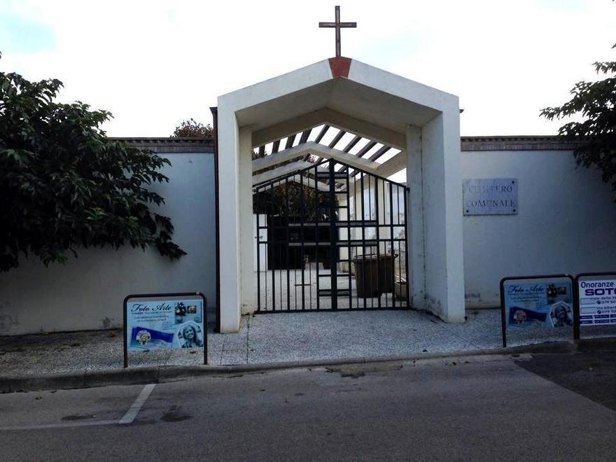 Derubata del portafogli al cimitero: denunciato il borseggiatore 