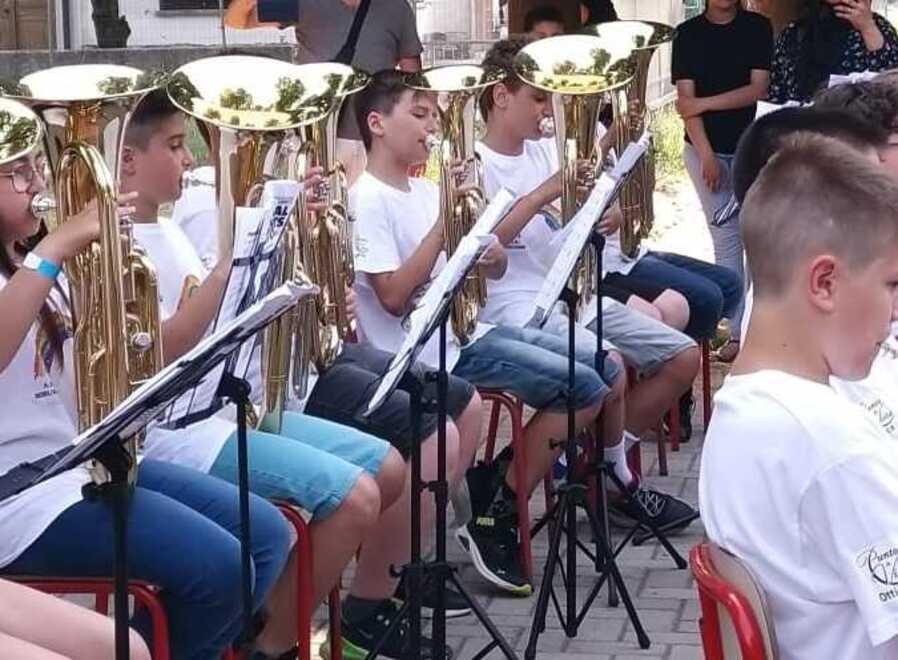 Finale Emilia. Silenzio, suona la banda della scuola