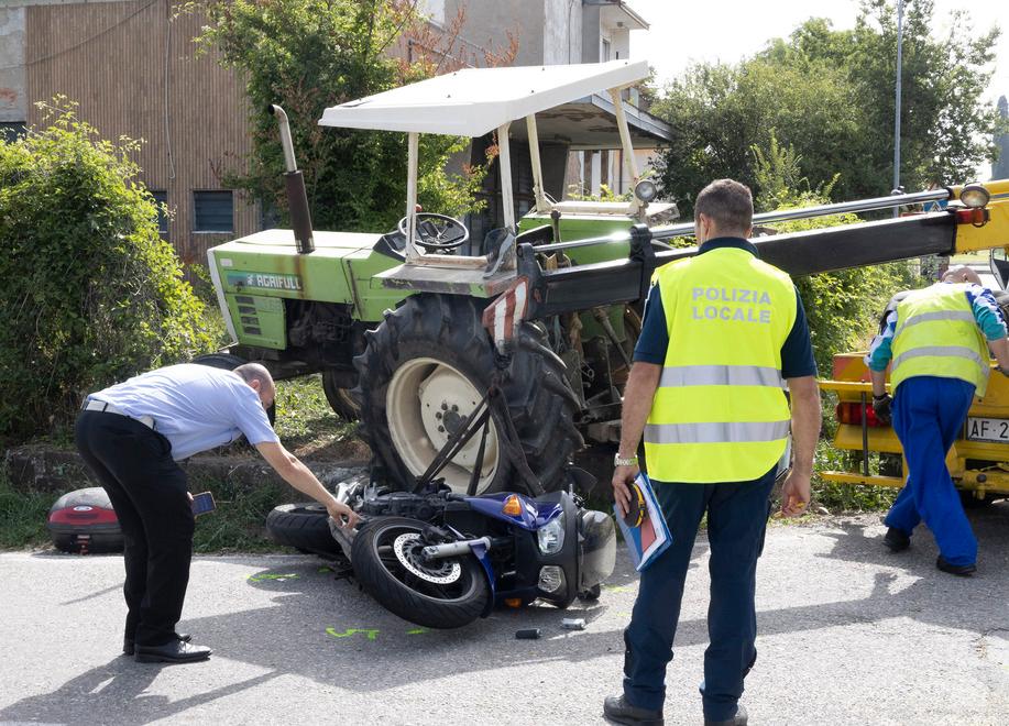 Formigine Scivola con la moto sotto il trattore: salvo