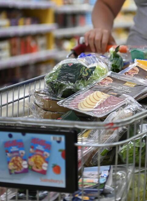 Modena Maxi furto di alimentari al market con scambio di carrelli alle casse