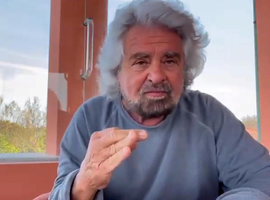 "Mio figlio è su tutti i giornali come stupratore seriale insieme ad altri 3 ragazzi...io voglio chiedere chiedere veramente perché un gruppo di stupratori seriali non sono stati arrestati, la legge dice che vanno presi.e messi in galera e interrogati. Sono liberi da due anni, ce li avrei portati io in galera a calci nel culo. Allora perché non li avete arrestati? Perché vi sete resi conto che non è vero niente, non c'è stato niente perché chi viene stuprato e fa una denuncia dopo 8 giorni vi è sembrato strano. Se non avete.arrestato mio figlio arrestate me perché ci vado io in galera". Così Beppe Grillo si sfoga in un video su fb. ++++ FACEBOOK/BEPPE GRILLO +++
