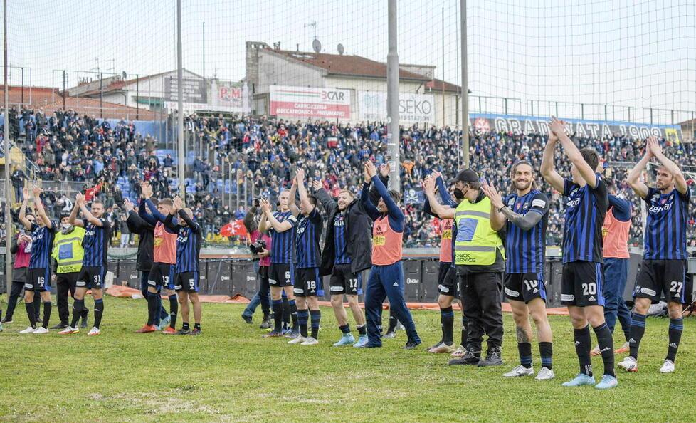 Il saluto dei nerazzurri ai tifosi dopo una delle vittorie interne (foto Sestini)