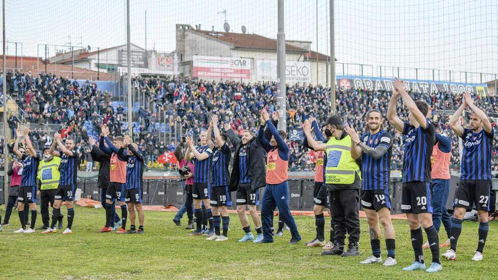 Il saluto dei nerazzurri ai tifosi dopo una delle vittorie interne (foto Sestini)