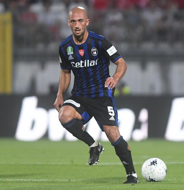 Il fantasista Ahmad Benali in azione durante una gara con la maglia del Pisa (foto Muzzi)