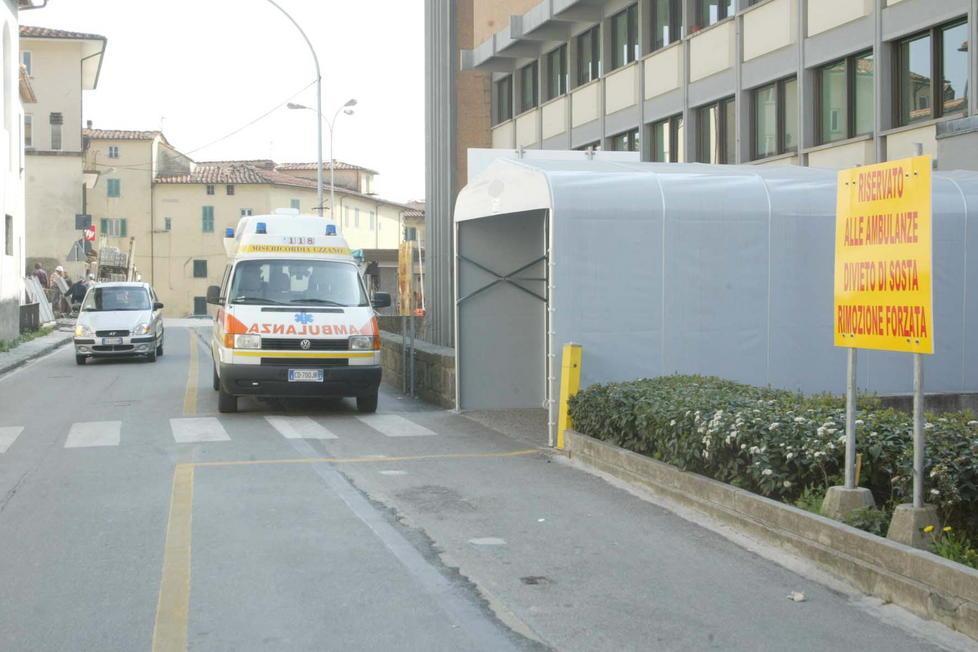 Fiocco rosa sull’ambulanza della Misericordia di Uzzano 