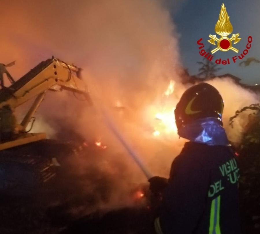 Casina, in fiamme 90 rotoballe in un campo