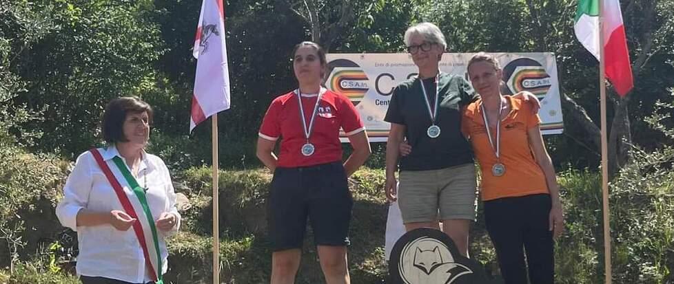 La sindaca Camilla Bianchi durante la premiazione