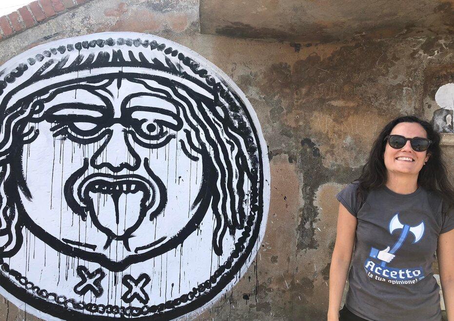 La street art di Ozmo piace (un po’). Aiuterà la fonte di San Cerbone 