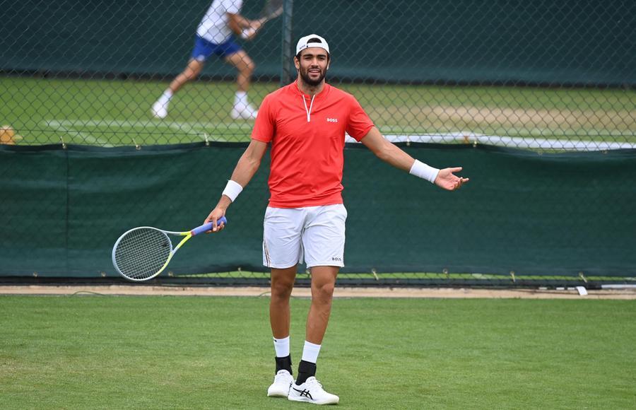 epa10032059 Matteo Berrettini of Italy practices at Wimbledon tennis courts ahead of the Wimbledon Championships 2022, Wimbledon, Britain, 24 June 2022.  EPA/NEIL HALL EDITORIAL USE ONLY