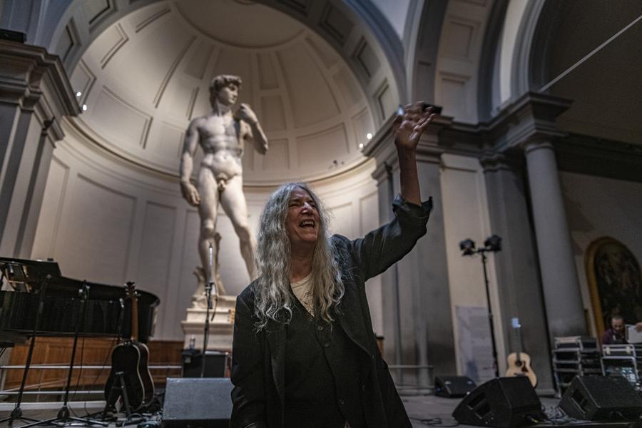 Patti Smith si inchina davanti al David dopo le polemiche sul reading