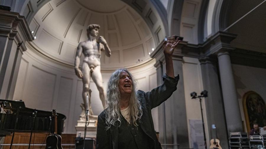 Patti Smith si inchina davanti al David dopo le polemiche sul reading