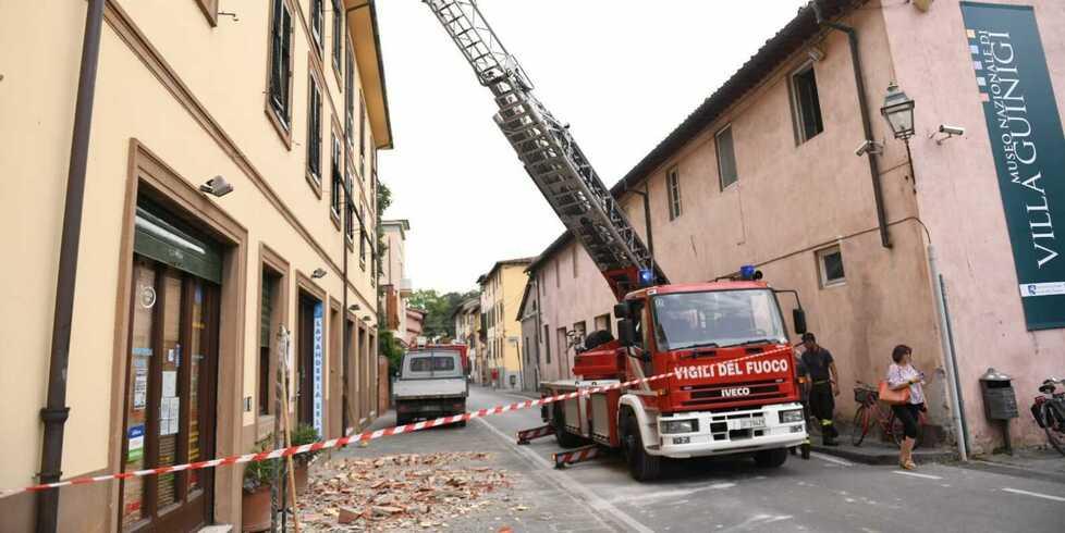 Il punto in cui  è caduto  il cornicione  e l’intervento dei pompieri
