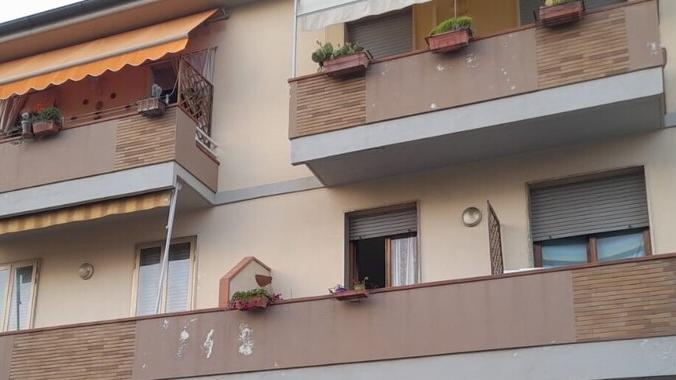 L’appartamento in via Champigny (nella foto): qui la 40enne marocchina viveva in un grave stato di indigenza