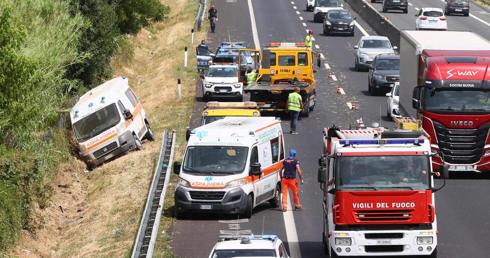 Ambulanza nel fosso: 3 feriti