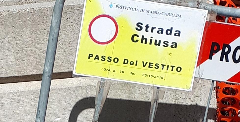 l cartello che informa della strada per Arni chiusa