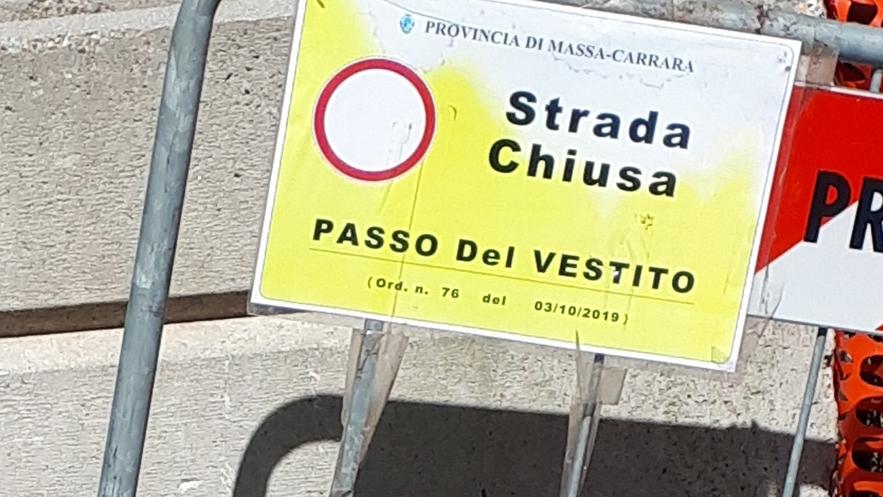 l cartello che informa della strada per Arni chiusa