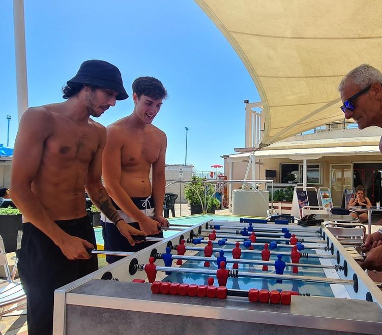 A luglio tutti in spiaggia a giocare a biliardino: offrono i balneari