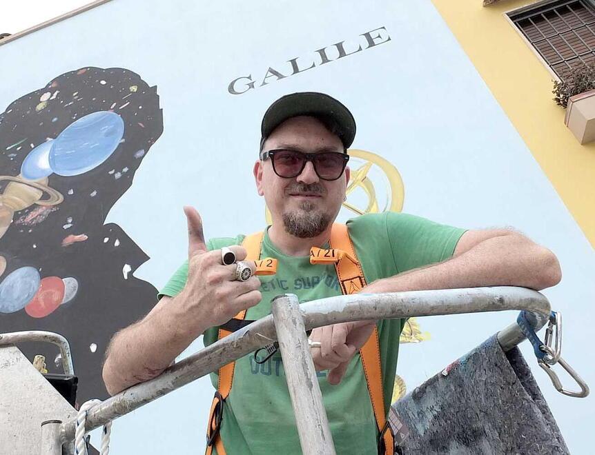 Ozmo all’opera per rifare il suo murale cancellato a Pisa