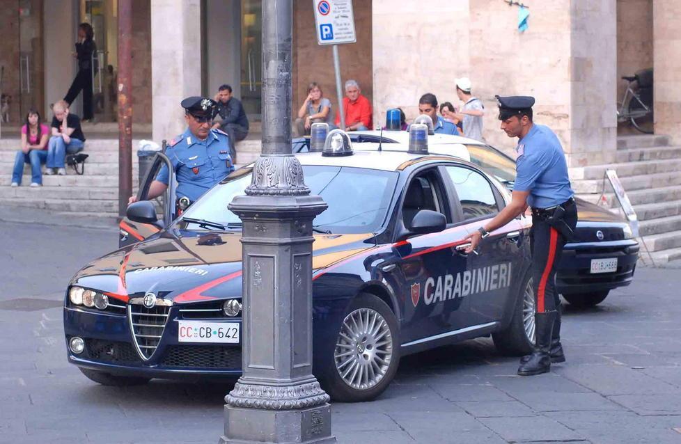 Tentano di rapinare studente per strada, arrestati 