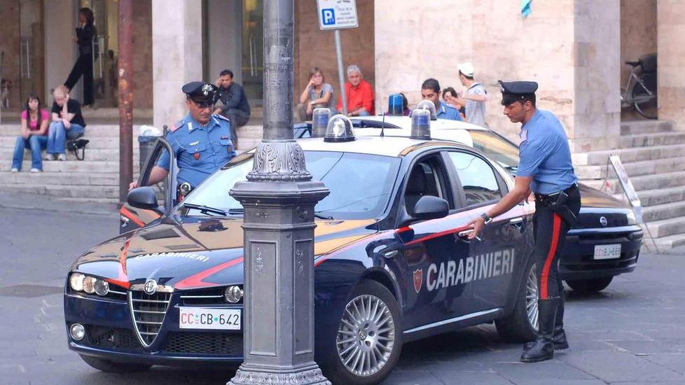 Tentano di rapinare studente per strada, arrestati