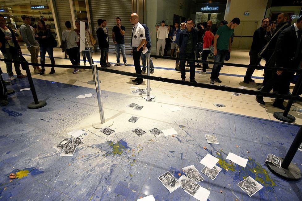 E a Roma il Blocco studentesco lancia uova e farina sulla coda 