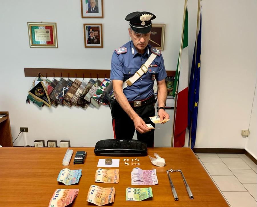 
	I carabinieri hanno sequestrato cocaina e hascisc, mezzo chilo di sostanza da taglio, un bilancino e materiale per confezionare e pesare le dosi e un nunchaku


