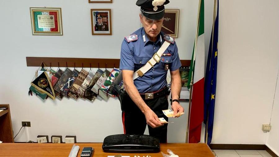 I carabinieri hanno sequestrato cocaina e hascisc, mezzo chilo di sostanza da taglio, un bilancino e materiale per confezionare e pesare le dosi e un nunchaku