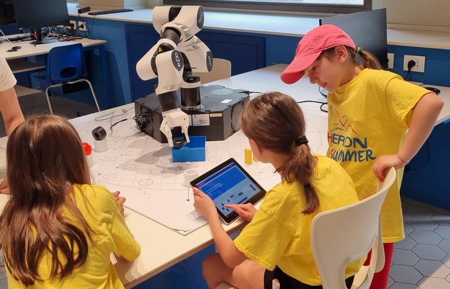
	Tre giovani all&rsquo;opera nel laboratorio territoriale dell&rsquo;occupabilit&agrave;, sede di Robolab


