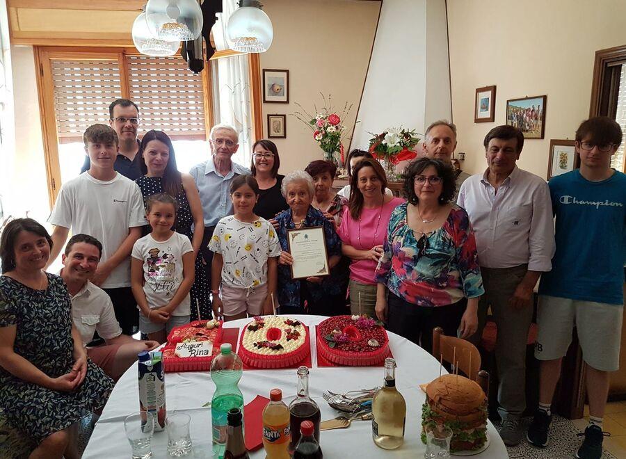 Pavullo Che festa per i cent’anni di nonna Rina Chiletti